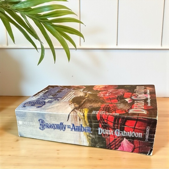 Dragonfly in Amber by Diana Gabaldon – Vintage 1992 Paperback – Outlander Book 2 - Picture 3 of 9